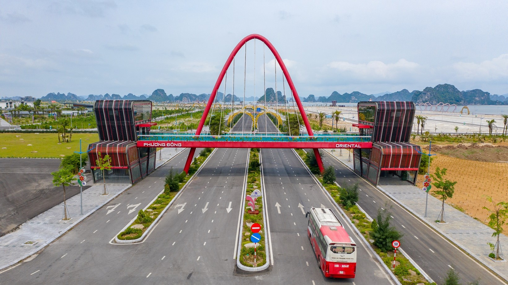 Cổng chào Phương Đông Vân Đồn